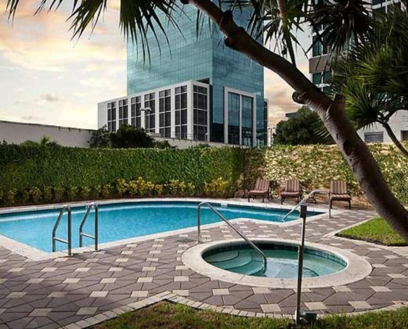 Отель Courtyard Miami Dadeland Glenvar Heights Экстерьер фото