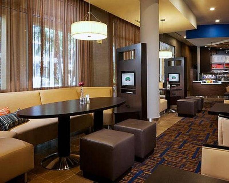 Отель Courtyard Miami Dadeland Glenvar Heights Экстерьер фото