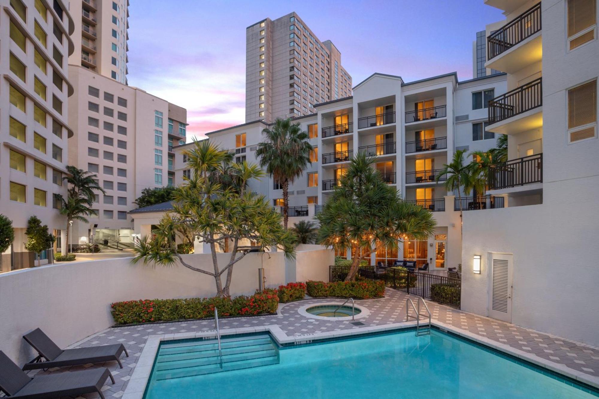 Отель Courtyard Miami Dadeland Glenvar Heights Экстерьер фото