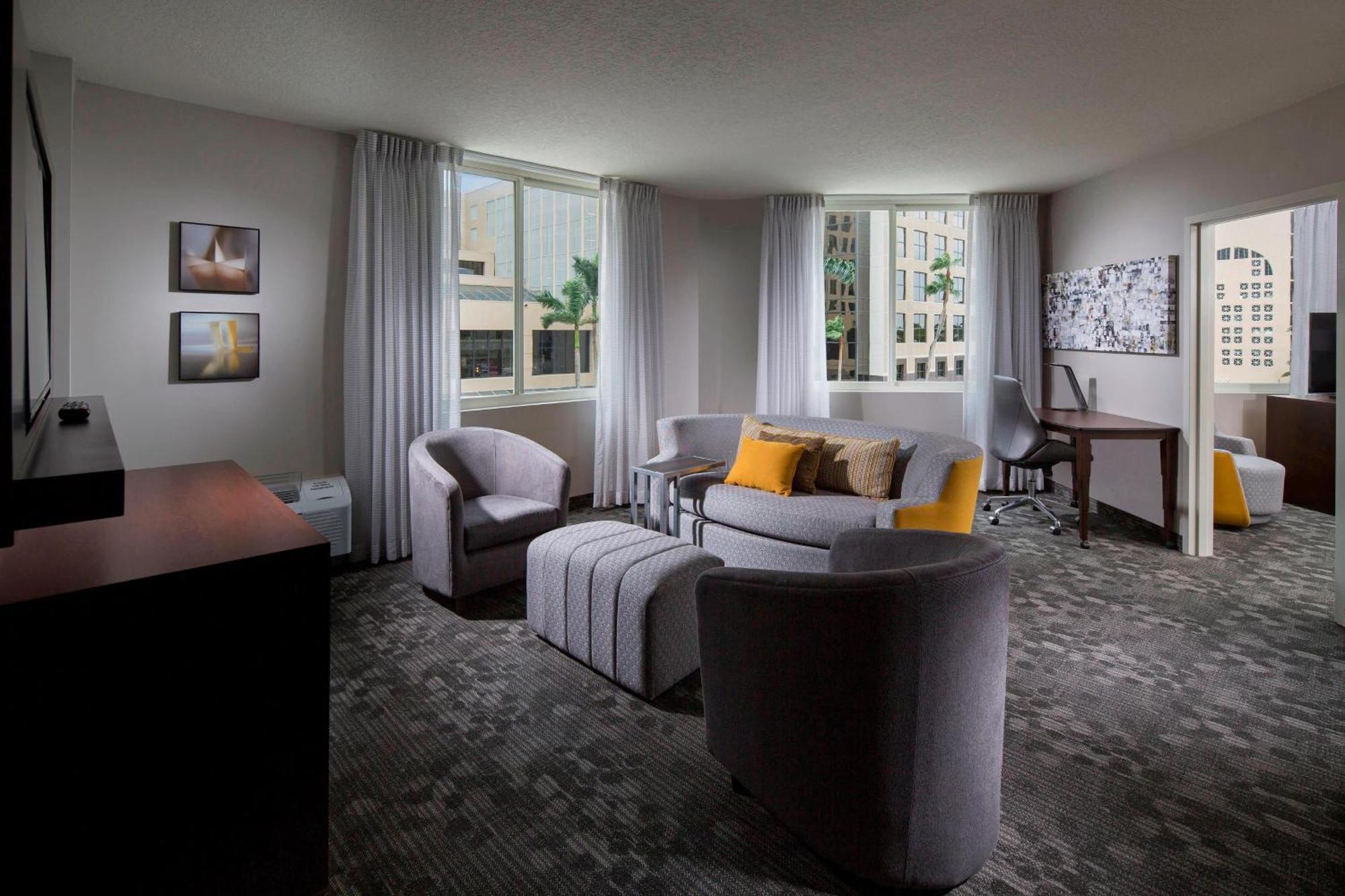 Отель Courtyard Miami Dadeland Glenvar Heights Экстерьер фото